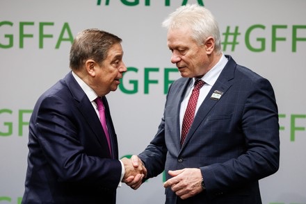 Alois Rainer shaking hands with another minister