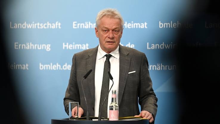 Alois Rainer at a lectern in front of a backdrop reading Landwirtschaft, Ernährung, Heimat