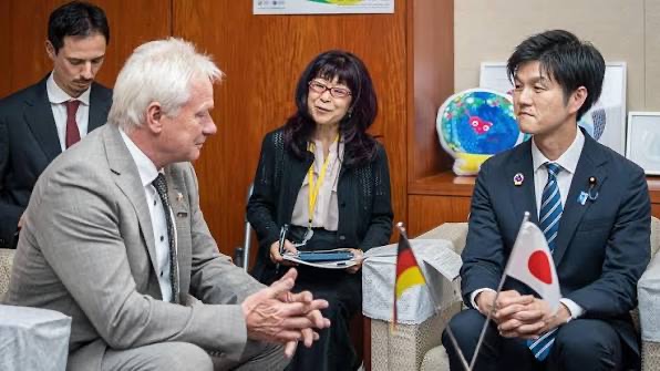 Alois Rainer in conversation, German and Japanese table flags in front