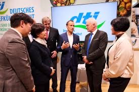 Alois Rainer listening to a presentation at a trade-fair stand
